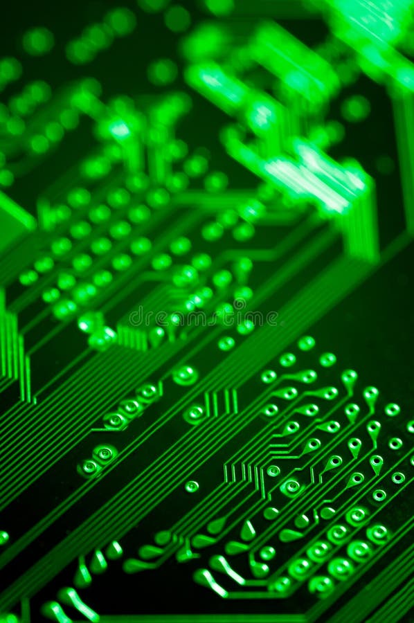 Makro av pcb för bräde för elektronisk strömkrets i gräsplan arkivfoto Makro av pcb för bräde för elektronisk strömkrets i gräsplan arkivfoto