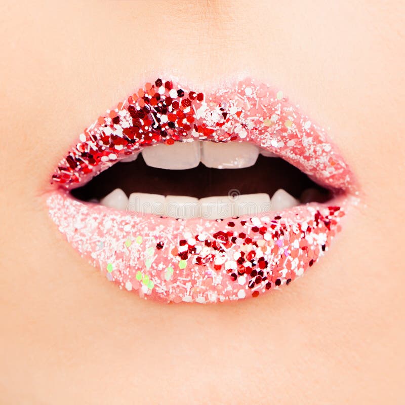 Makro kreatives Make-up der Nahaufnahme Schöne weibliche Lippen mit rotem und rosa Lippenstift mit Funkeln stockbild Makro kreatives Make-up der Nahaufnahme Schöne weibliche Lippen mit rotem und rosa Lippenstift mit Funkeln stockbild
