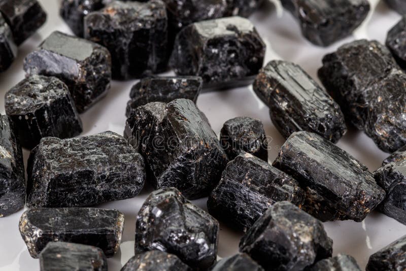 Makro- Mineral- Stein-schorl, schwarzer Tourmaline auf weißem Hintergrund stockfotos