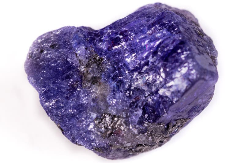 Makro- Mineral- Stein-Tanzanite auf weißem Hintergrund lizenzfreie stockfotografie