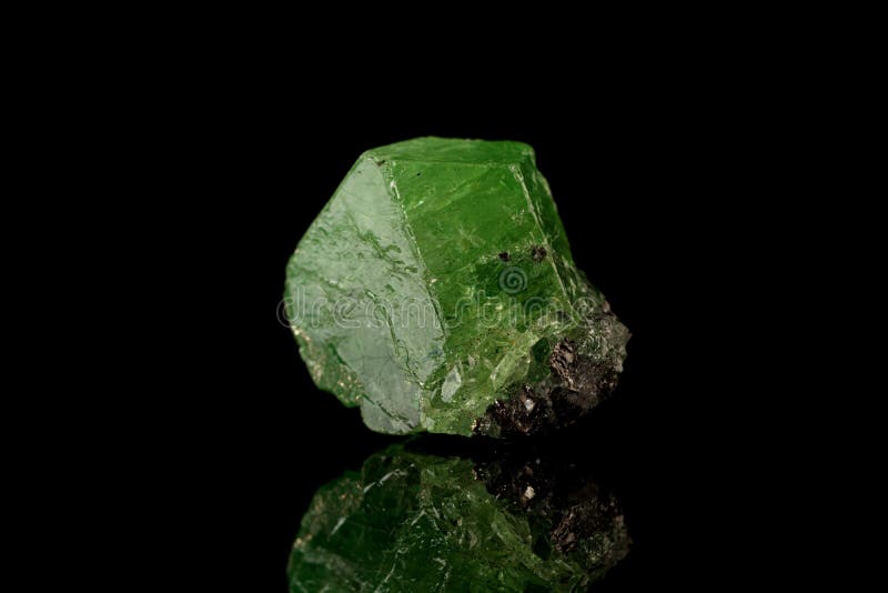 Makro-Steindemantoid auf schwarzem Hintergrund lizenzfreies stockfoto