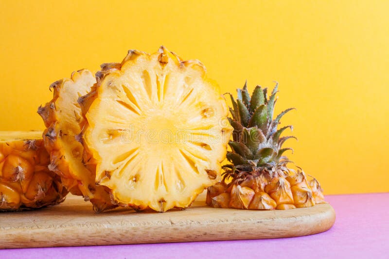 Makro- widoku pokrojony ananas na żółtym tle Dojrzała yummy egzotyczna tropikalna owoc na tnącej desce zdjęcia stock Makro- widoku pokrojony ananas na żółtym tle Dojrzała yummy egzotyczna tropikalna owoc na tnącej desce zdjęcia stock