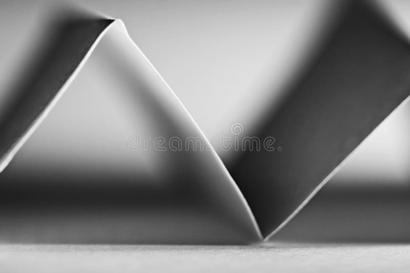 Makro, Zusammenfassung, Schwarzweiss-Bild eines Zickzackpapiers lizenzfreies stockbild Makro, Zusammenfassung, Schwarzweiss-Bild eines Zickzackpapiers lizenzfreies stockbild