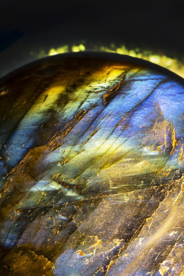 Makrofotoet av en regnbågsskimrande kristalllabradorite vaggar royaltyfri fotografi