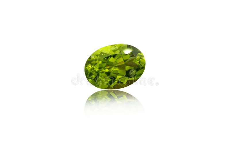 Makromineralgeschnittener Steinperidot auf einem weißen Hintergrund lizenzfreies stockfoto