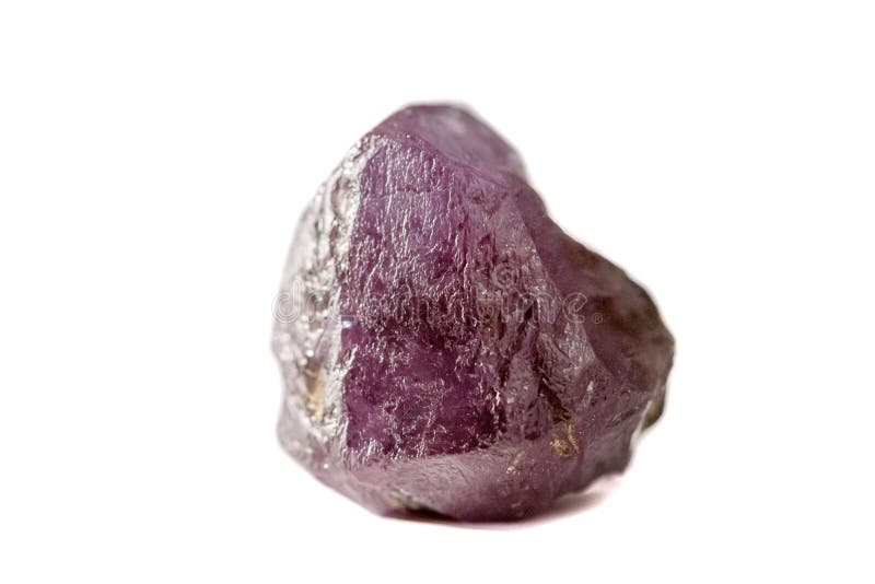 Makromineralstein Alexandritrot - violett im Tageslicht auf weißem Grund stockfoto