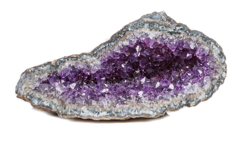 Makromineralsteinamethyste im Felsen auf einem weißen Hintergrundabschluß oben stockbild