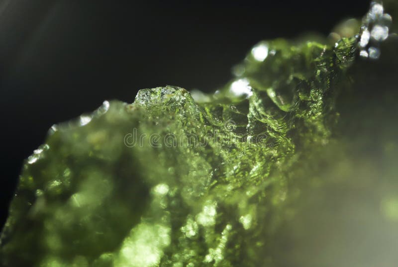 Makrophotograph der groben Struktur von echtem bohemianischem Moldavit. Tektite Naturglas gebildet während eines meteoritalen Aufpralls. schöner Grünstein. wertvolles seltenes Mineral. illegaler Abbau von Moldaviten in der Tschechei. raue Oberfläche. Alternativtherapie