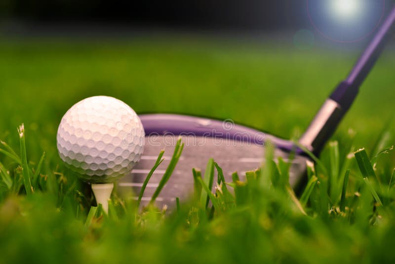 Makroschuß eines Golfclubs mit Ball und T-Stück stockfotografie Makroschuß eines Golfclubs mit Ball und T-Stück stockfotografie