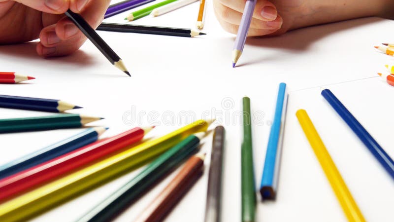 Makroskottet av mannen och kvinnan räcker teckningen arkivbild Makroskottet av mannen och kvinnan räcker teckningen arkivbild