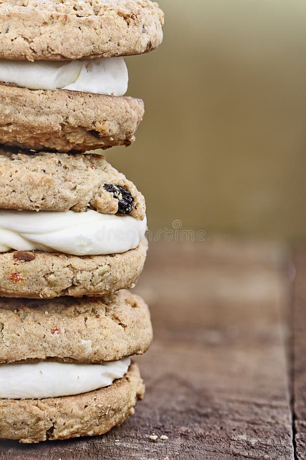 Makrostapel Karottenkuchen-Plätzchen-Sandwiche stockbilder Makrostapel Karottenkuchen-Plätzchen-Sandwiche stockbilder