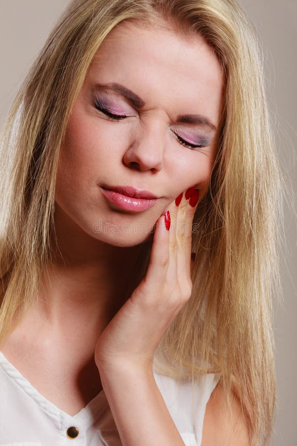 Mal di denti donna che soffre dal dolore di dente immagini stock libere da diritti Mal di denti donna che soffre dal dolore di dente immagini stock libere da diritti