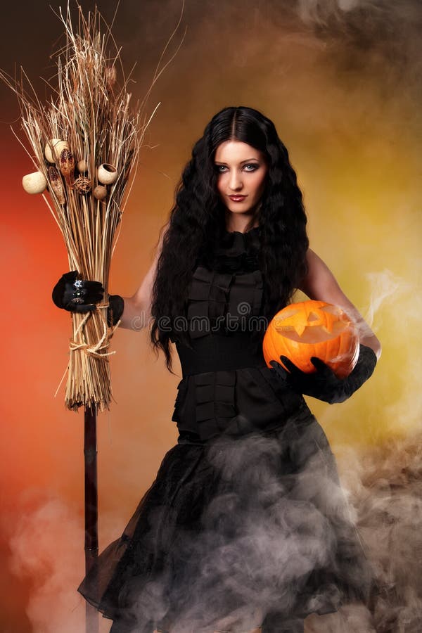 Mulher Bonita Vestida Como Bruxa Para Festa Halloween Fundo Claro fotos,  imagens de © serezniy #506738262