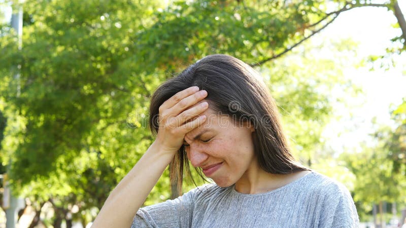 Mal principal de douleur de femme adulte en parc banque de vidéos