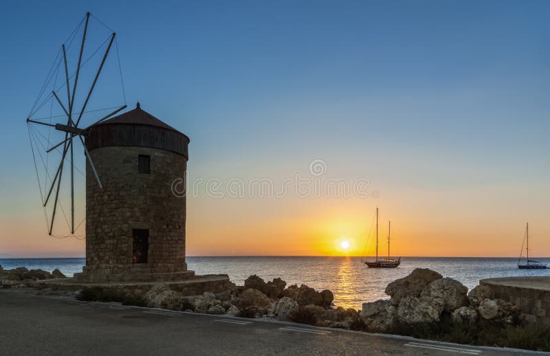 Mala på bakgrunden av resningsolen i hamnen av Mandraki Rhodes ö Grekland royaltyfria foton Mala på bakgrunden av resningsolen i hamnen av Mandraki Rhodes ö Grekland royaltyfria foton
