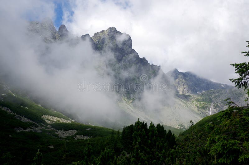 Malá studená dolina turistická trasa ve Vysokých Tatrách, letní turistická sezóna, divoká příroda, turistická trasa