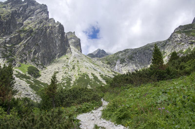 Malá studená dolina turistická trasa ve Vysokých Tatrách, letní turistická sezóna, divoká příroda, turistická trasa