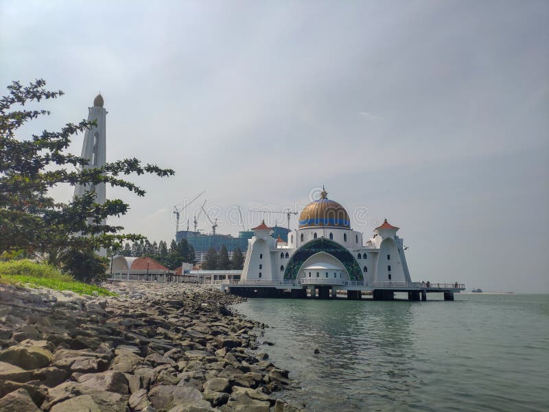 Malaca, Malasia - 27 de junio de 2019: Mezquita del estrecho de Malaca Visi?n hermosa foto de archivo libre de regalías Malaca, Malasia - 27 de junio de 2019: Mezquita del estrecho de Malaca Visi?n hermosa foto de archivo libre de regalías