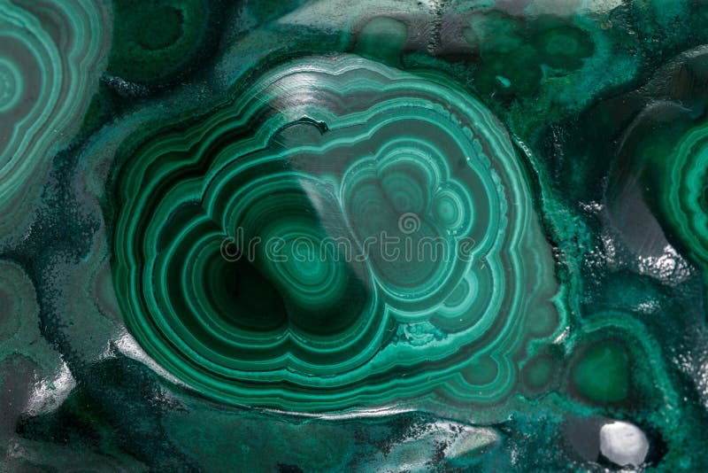 Malachitmakromineralstein auf einem weißen Hintergrund lizenzfreie stockbilder