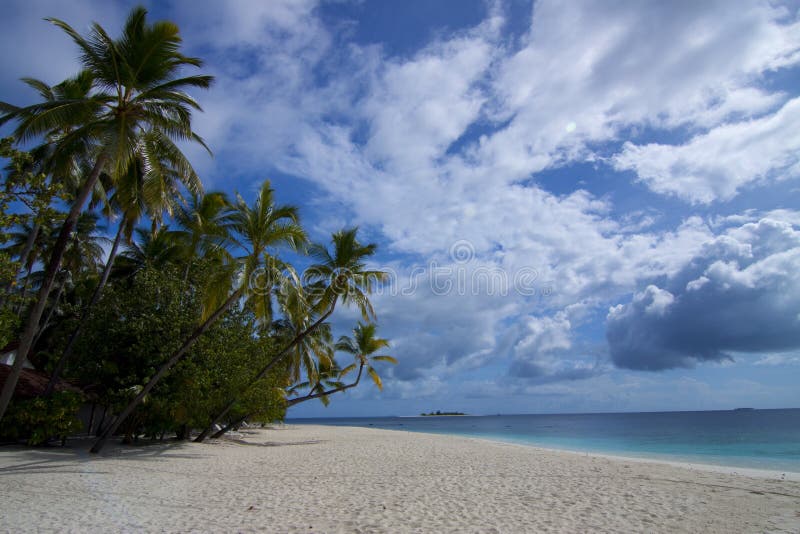 Maladives d'île de dessert avec les nuages gentils photographie stock libre de droits Maladives d'île de dessert avec les nuages gentils photographie stock libre de droits