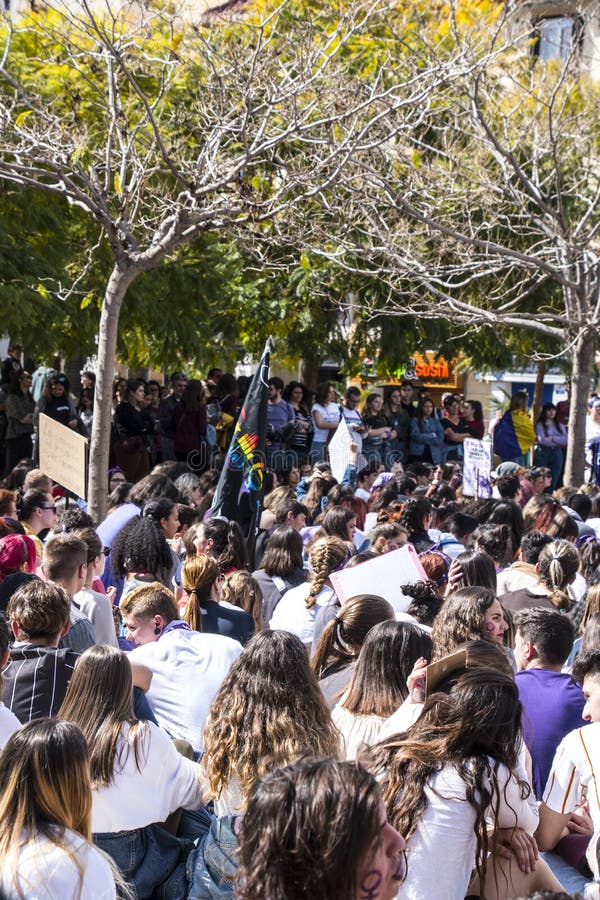 MALAGA, SPAGNA - 8 MARZO 2019: Folla che marcia a Malaga centrale al giorno della donna internazionale per i diritti uguali fotografia stock libera da diritti MALAGA, SPAGNA - 8 MARZO 2019: Folla che marcia a Malaga centrale al giorno della donna internazionale per i diritti uguali fotografia stock libera da diritti