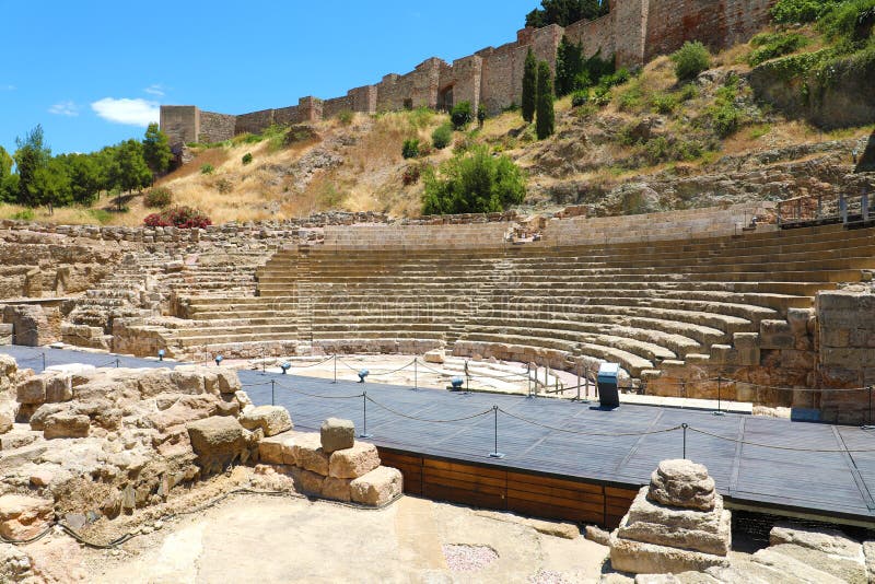 MALAGA SPANIEN - JUNI 12, 2018: Roman Theater och arabfästning av Alcazabaen i Malaga, Andalusia, Spanien arkivfoton MALAGA SPANIEN - JUNI 12, 2018: Roman Theater och arabfästning av Alcazabaen i Malaga, Andalusia, Spanien arkivfoton