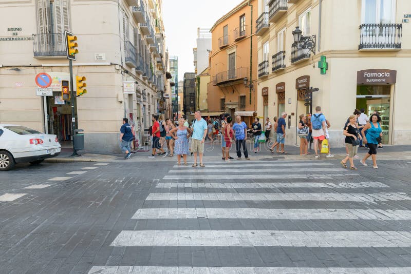 Malaga spanje 3 september : mensen die wachten om de straat over te steken