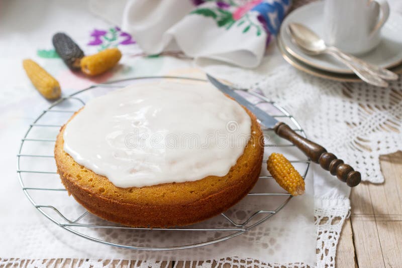 Malais roumain ou moldove traditionnel de tarte de maïs, avec le glaçage sur un fond clair Type rustique photo libre de droits Malais roumain ou moldove traditionnel de tarte de maïs, avec le glaçage sur un fond clair Type rustique photo libre de droits