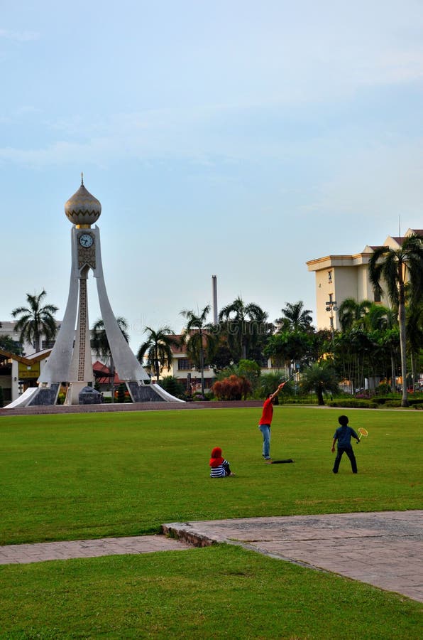 Malay ягнится бадминтон игры в поле на садах Dataran с башней с часами Ipoh Perak стоковые фото Malay ягнится бадминтон игры в поле на садах Dataran с башней с часами Ipoh Perak стоковые фото