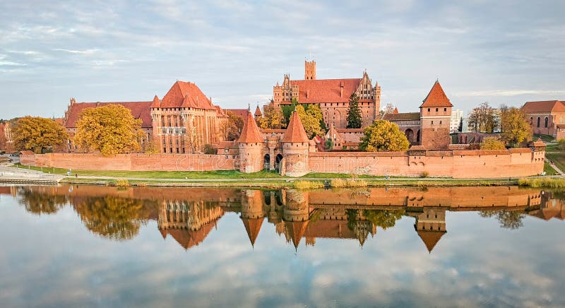 Malbork-slottets höstpanorama med eftertanke royaltyfri fotografi Malbork-slottets höstpanorama med eftertanke royaltyfri fotografi