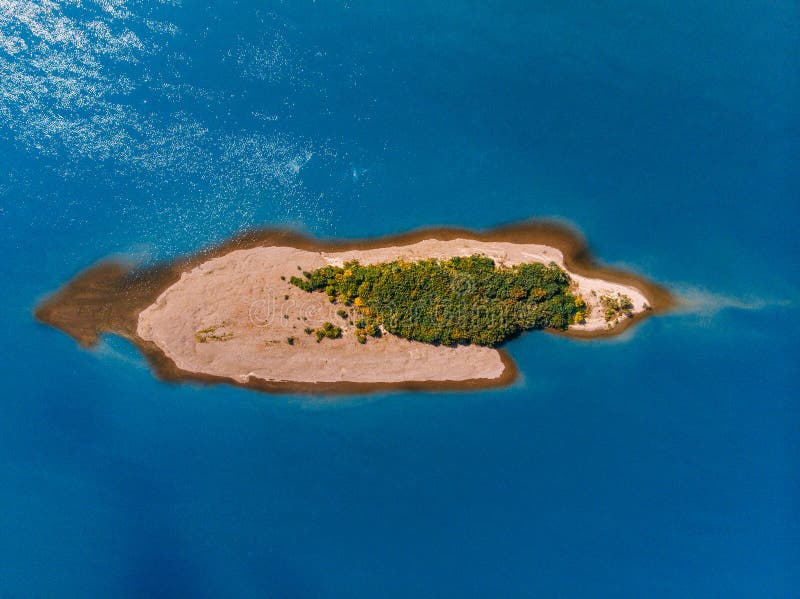 Maldiverna för härligt paradis för flygbildsurr tropisk strand på ön fotografering för bildbyråer Maldiverna för härligt paradis för flygbildsurr tropisk strand på ön fotografering för bildbyråer