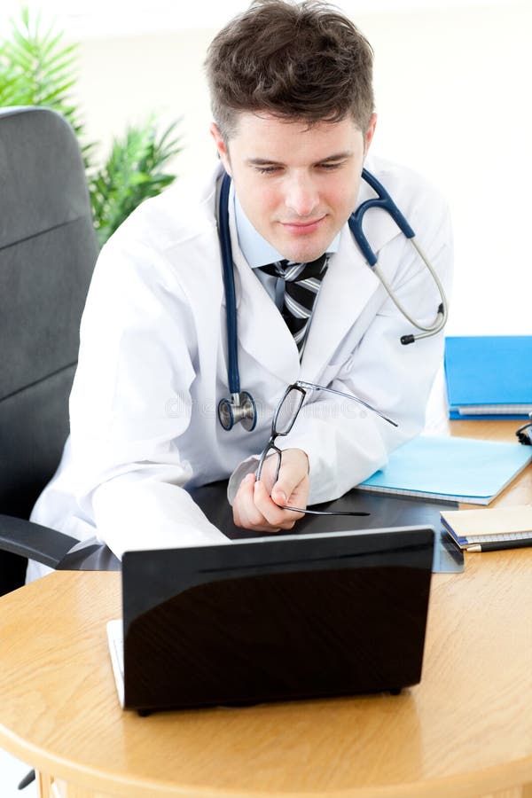 male använda för självsäker doktorsbärbar dator royaltyfria foton male använda för självsäker doktorsbärbar dator royaltyfria foton