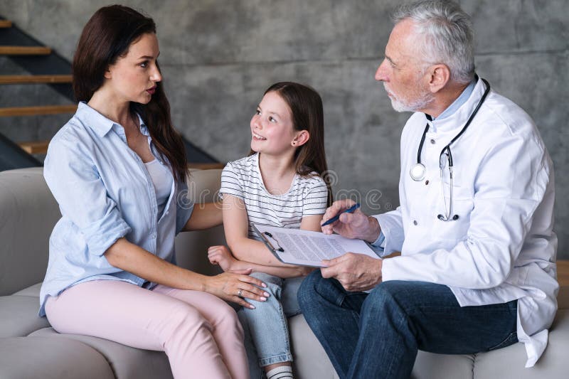 Bărbat doctor vizita pacient copil cu mama vorbesc face regulat copii de verificare royalty free stock image