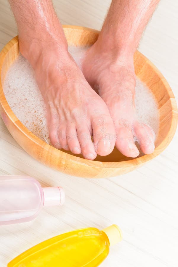 Мыть ноги мужчине. Мытье ног. Гигиена ног. Моет ноги.