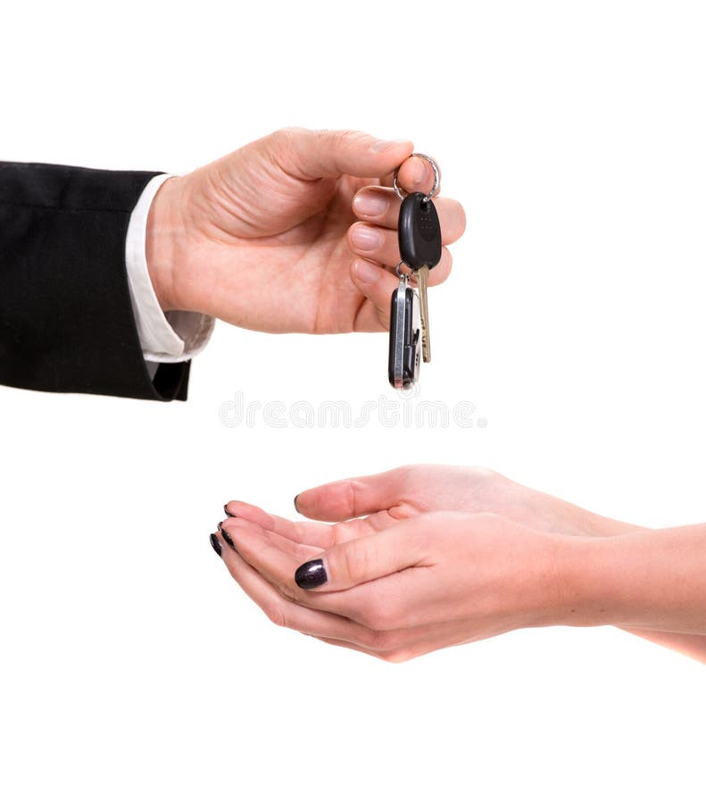 Мужчина дает ключи. Мужская рука дарит ключи от машины. Женская рука дает ключ от машины мужской руке на белом фоне. Женщина передает мужчине ключи.
