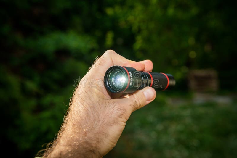 stel voor naam Radioactief Male Hand Holding New Mini LED Stier Flashlight Torch Green Forest  Background Editorial Photography - Image of illumination, chrome: 180580137