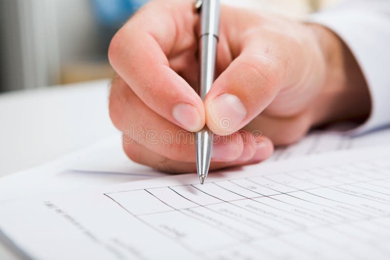 Scriere de mână masculină în document royalty free stock image