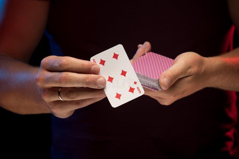 Maschio mani presa ponte da giocare carte un mostrare trucchi.