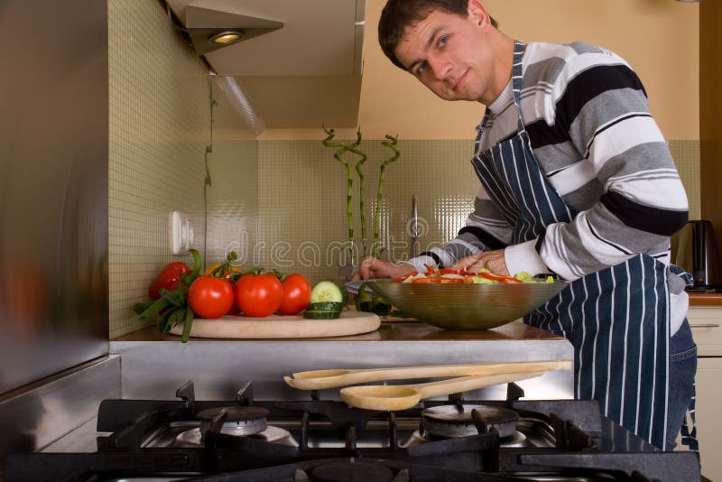Сидим с мужем на кухне. Мужчина на кухне. Мужчина готовит. Кухня для молодого мужчины. Мужчина на кухне ужин.