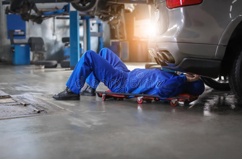 Mechanic fixes. Ремонт грузовых автомобилей. Tuning worker.