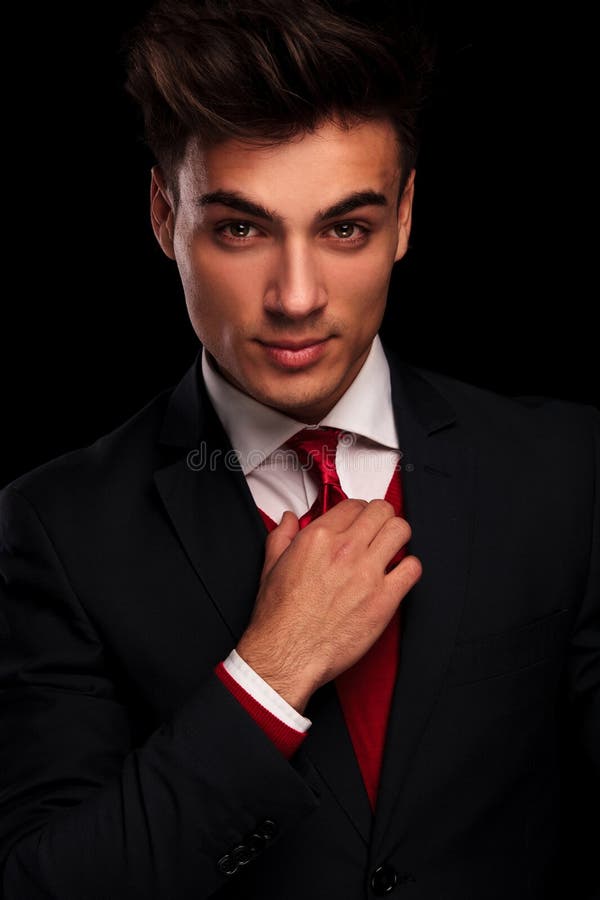 businessman in black suit and red tie pointing two fingers up, 3d  illustration of a businessman pointing two fingers up 13442366 PNG