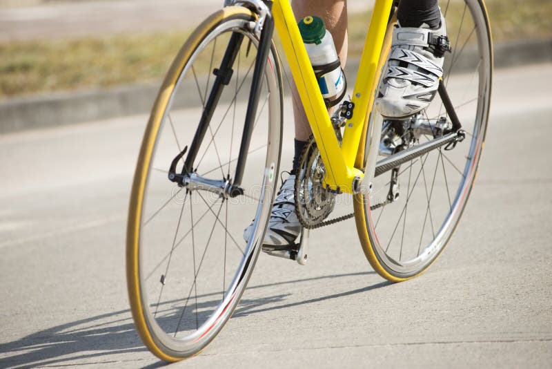 Male ridning för idrottsman nencykel arkivbilder