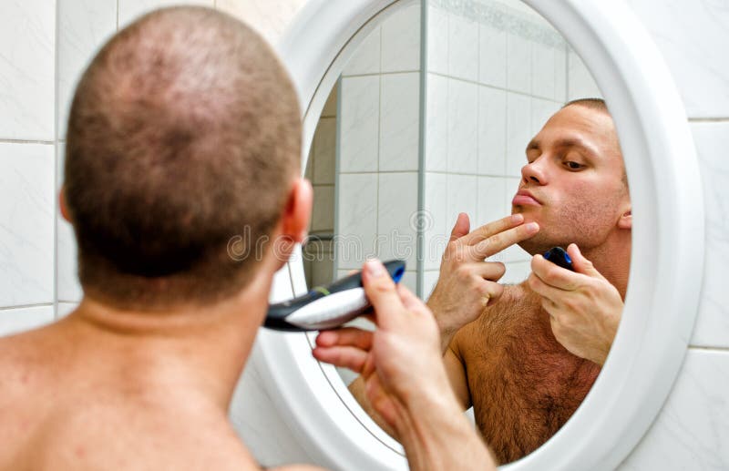 Мужская фотосессия бреется перед зеркалом. Мужчина в ванной. Мужчина бреется в ванной. Мужчина бреется в душе. Парни в ванной комнате