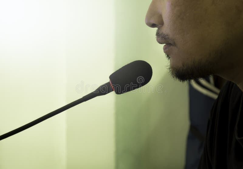 Vocal man. Говорит в микрофон. Микрофон Хесуса.
