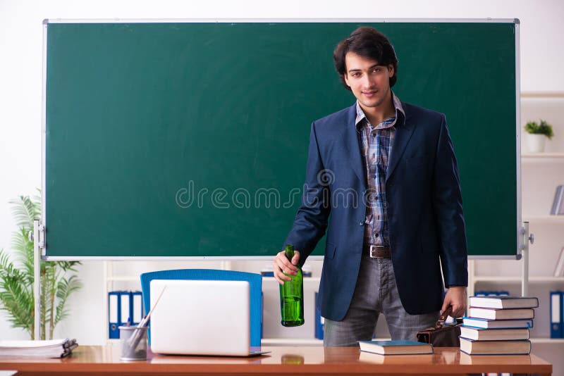 Учителя выпивают. Волосатый учитель мужчина у доски. Фото учителя мужчины без лица. Сфоткала учителя мужчину тайком.