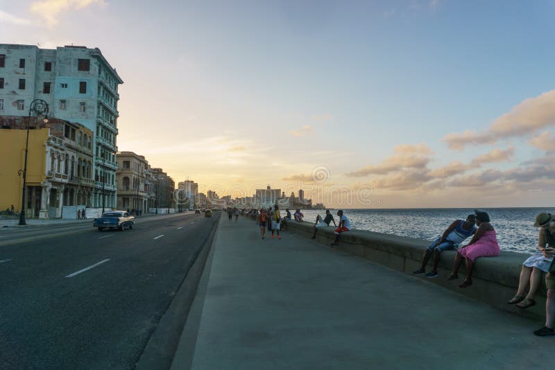 Malecon typisk sikt i solnedgång med Lahavannacigarrbyggnader på bakgrund, Kuba fotografering för bildbyråer