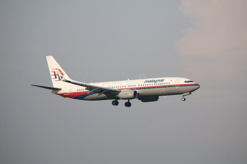 Maleisië, 2016 - commercieel lijnvliegtuig bij het belasten voor het landen in Kuala Lumpur International Airport royalty-vrije stock foto Maleisië, 2016 - commercieel lijnvliegtuig bij het belasten voor het landen in Kuala Lumpur International Airport royalty-vrije stock foto
