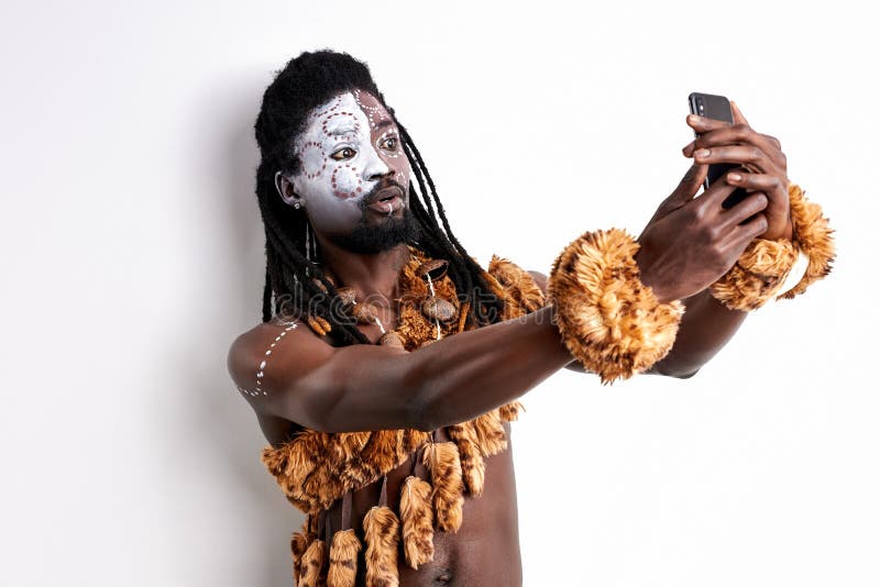 Malentendidos tribales africanos usan teléfono móvil fotos de archivo libres de regalías