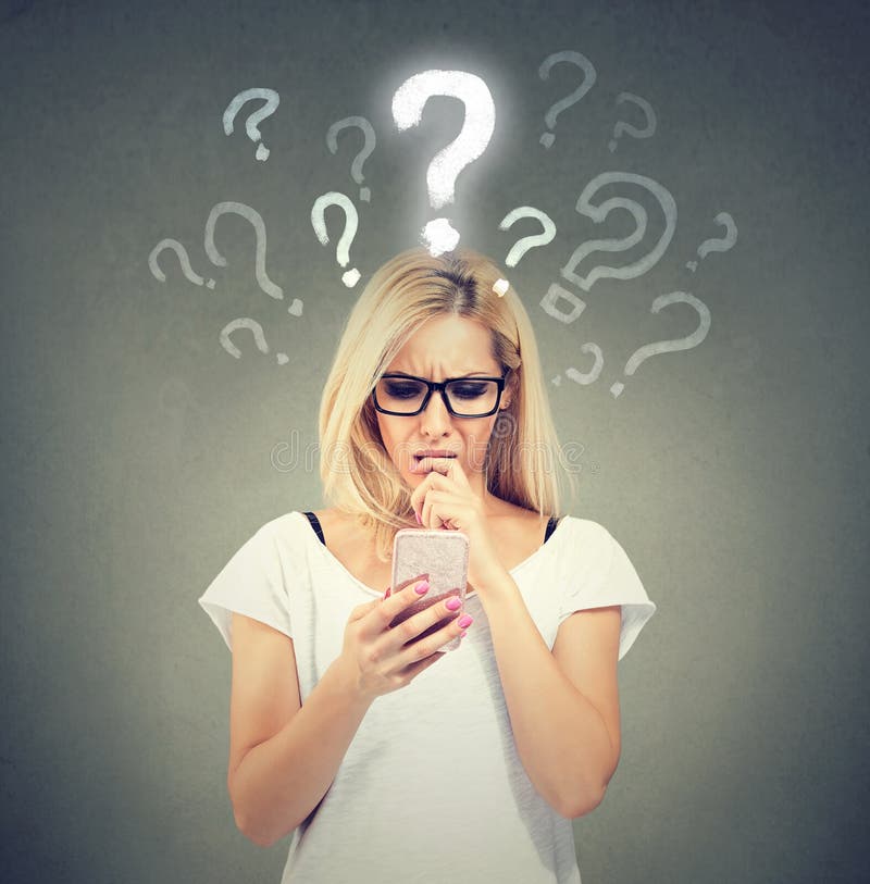 Malentendu et appel éloigné La femme confuse bouleversée parlant ou textotant au téléphone portable a beaucoup de questions image stock Malentendu et appel éloigné La femme confuse bouleversée parlant ou textotant au téléphone portable a beaucoup de questions image stock