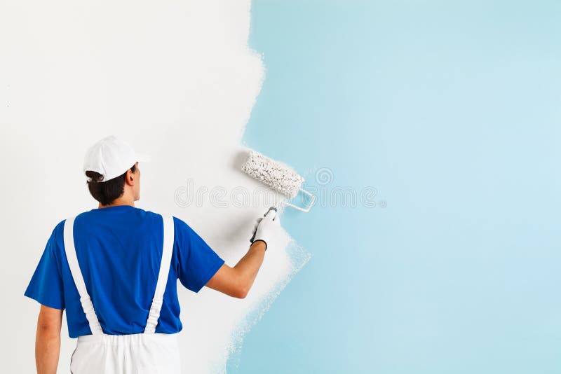 Maler, der eine Wand mit Farbenrolle malt